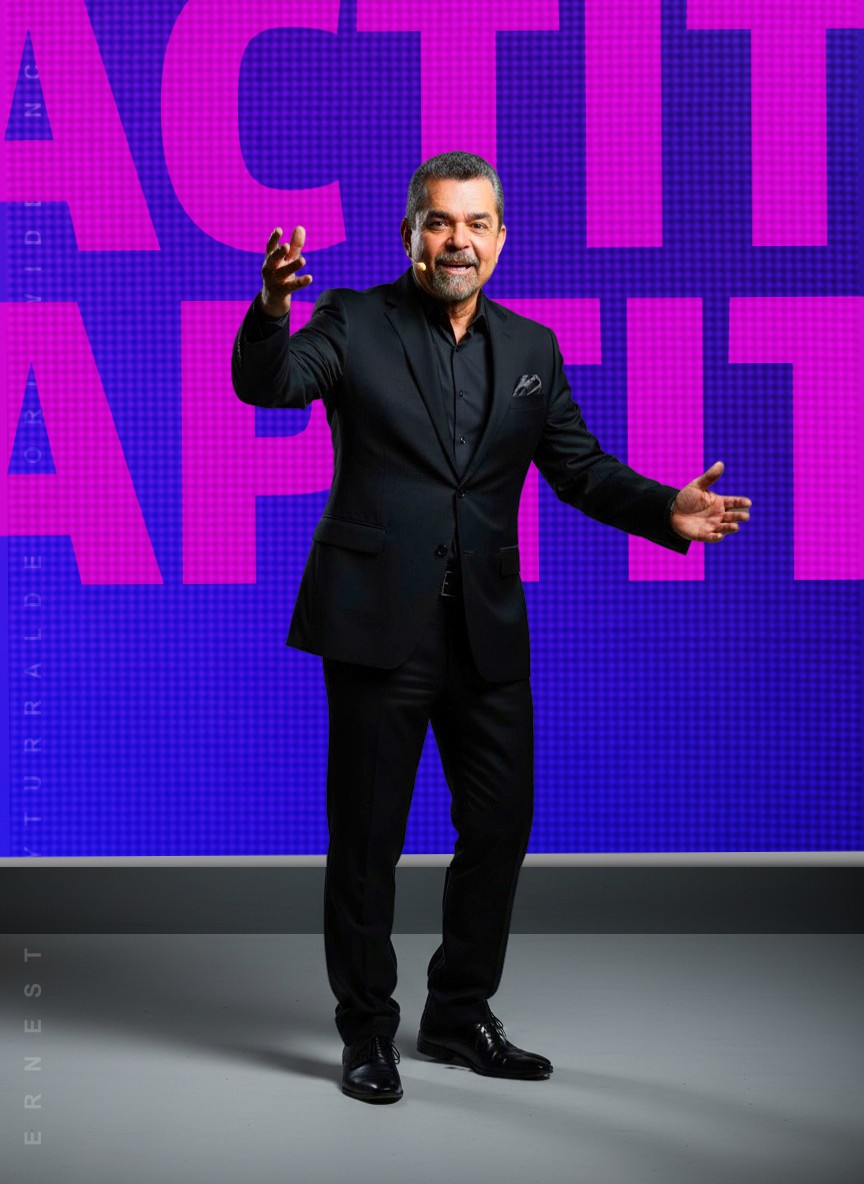 Charla motivacional de Ernesto Yturralde enfocada en actitud, compromiso y mentalidad positiva